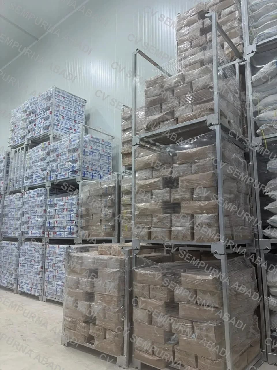 Keranjang galvanis berisi karton disusun tinggi di dalam cold storage
