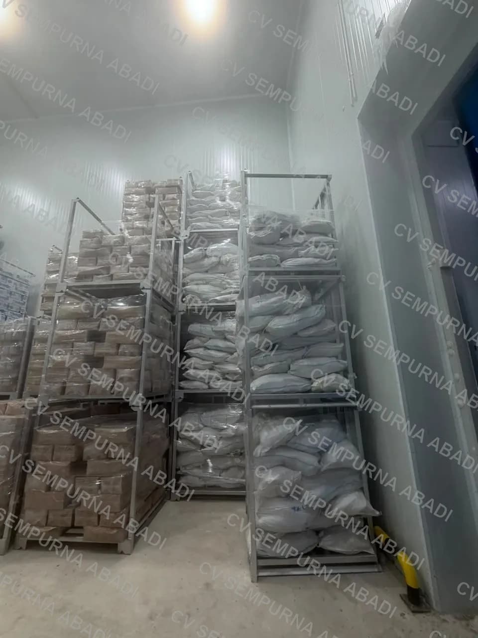 Keranjang berisi karton dan karung di dalam cold storage