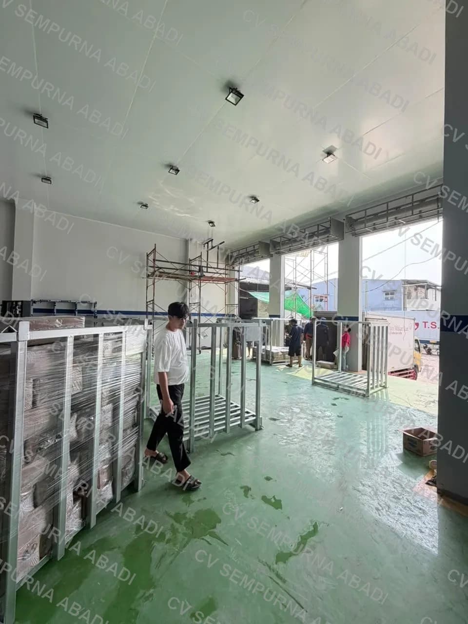 Keranjang terisi barang di gudang berlantai epoksi